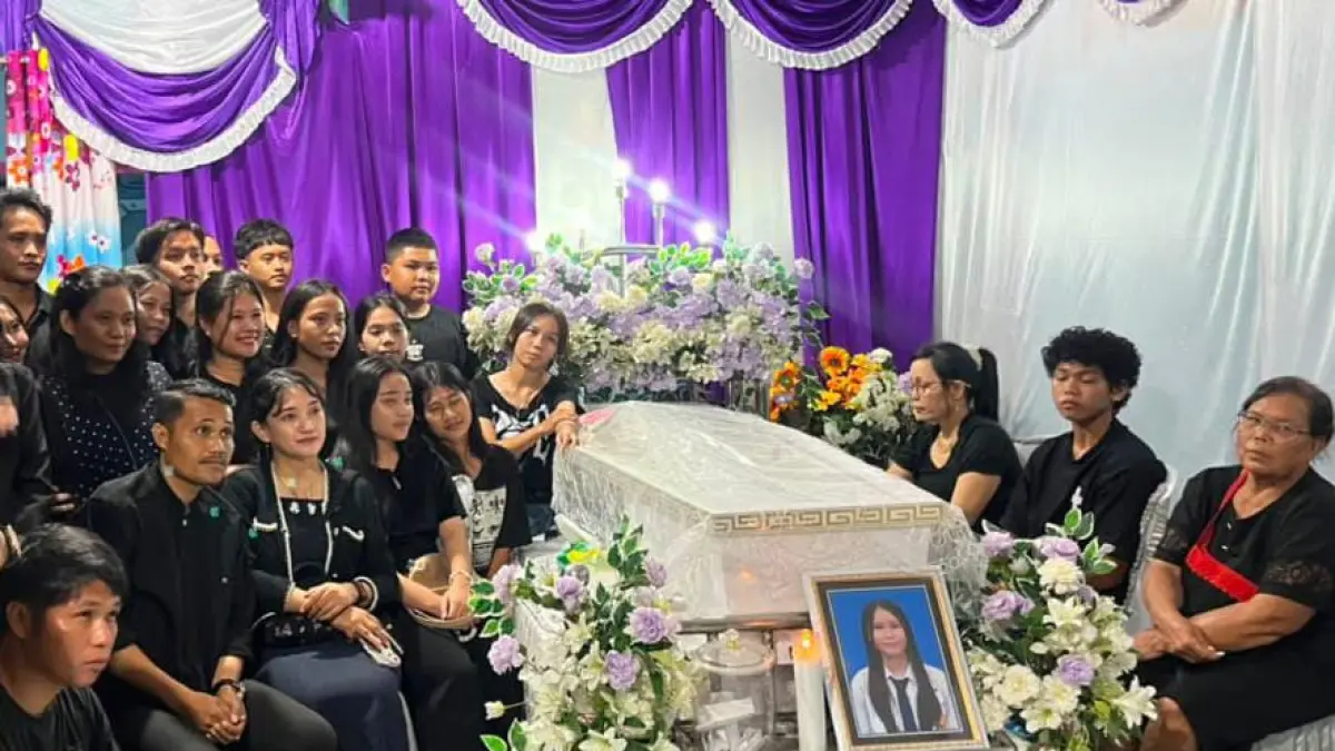 Keluarga dan teman sekolah berfoto bersama usai ibadah sebelum mengantarkan almarhum Chelsy ke pemakamkan di TPU Kimi Nabire. (CEPOSONLINE.COM/THERESIA F. TEKEGE)