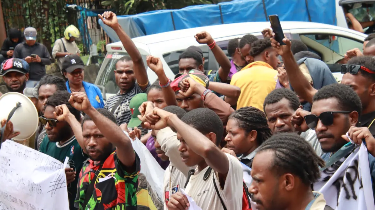 

Sejumlah pemuda ketika melakukan aksi demo yang digelar di lingkaran Abepura beberapa waktu lalu. Rencananya besok di lokasi yang sama akan digelar demo serupa. 

(CEPOSONLINE/Gamel)