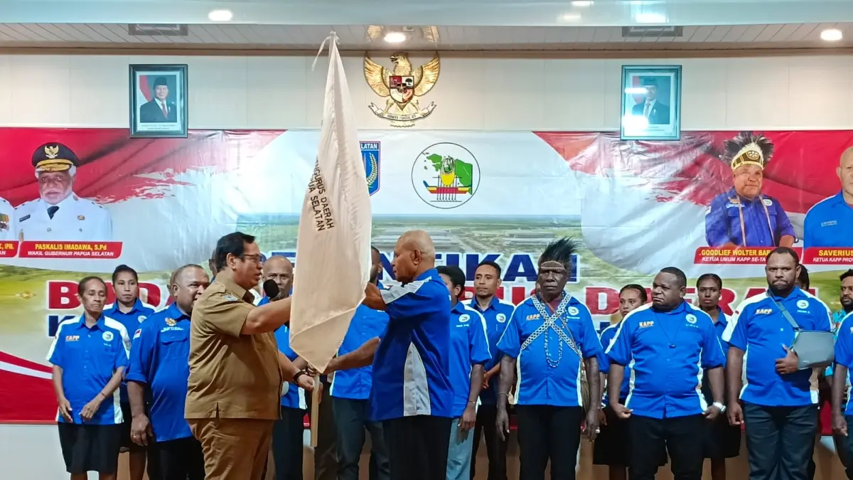 Asisten I Setda Papua Selatan Agustinus Joko Guritno atas nama Gubernur Papua Selatan Apolo Safanpo saat menyerahkan bendera organisasi kepada Ketua KAPP Papua Selatan Saverius Samkakai pada pelantikan pengurus KAPP Papua Selatan, Senin (3/8/2026)&nbsp;
(CEPOSONLINE.COM/SULO) &nbsp;