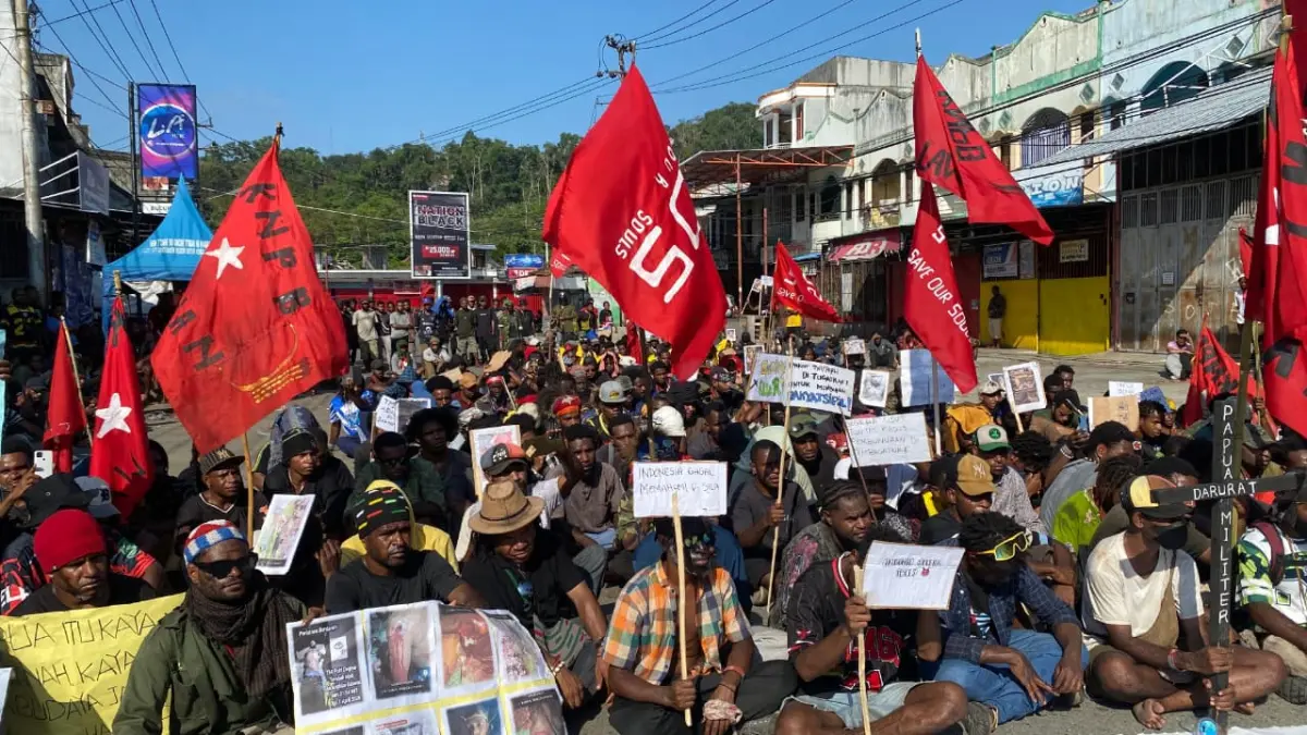 Aksi demo &nbsp;kelompok masyarakat dari KNPB jalan Perumnas III Waena, Selasa (3/8/2026).(CEPOSONLINE.COM/Jimi)