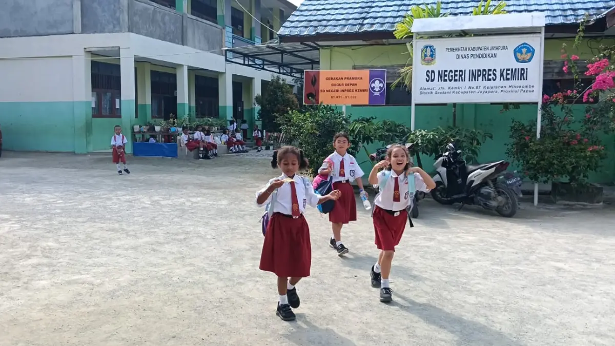 Aktivitas belajar mengajar di sejumlah sekolah di Sentani, Kabupaten Jayapura, tetap berlangsung normal di tengah aksi demonstrasi, Senin (3/8/2026). (Ceposonline.com/Priyadi).