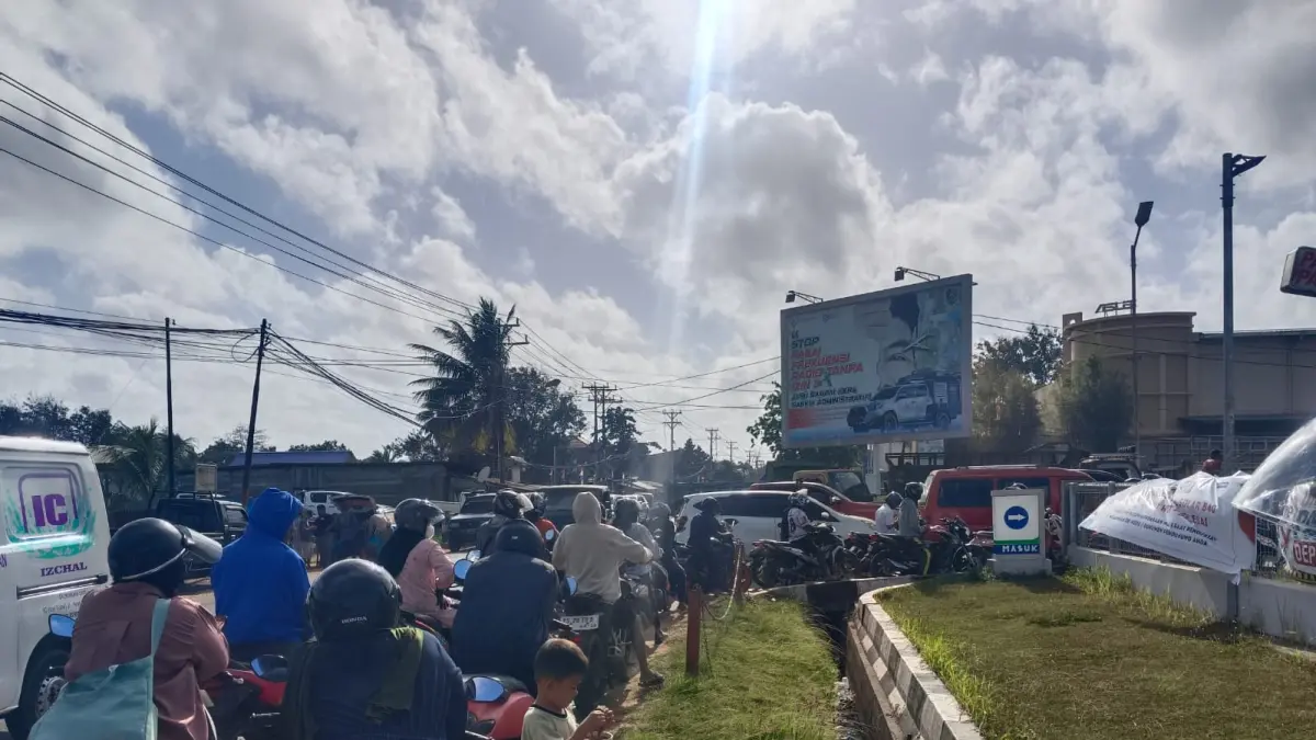Antrean kendaraan untuk pengisian BBM di SPBU Jalan Ahmad Yani, Senin (3/8/2026).
(CEPOSONLINE.COM/SULO) &nbsp;&nbsp;