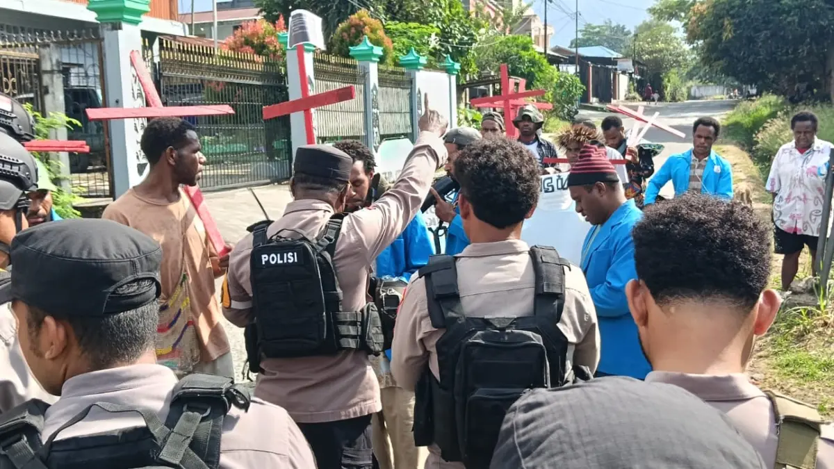 Kapolsek &nbsp;Sentani Kota AKP Bernadus Yunus ICK t menemui sekelompok massa yang hendak mengikuti aksi mimbar bebas di Pos 7, Sentani, Kabupaten Jayapura, Senin (3/8/2026).
(CEPOSONLINE.CIM/Priyadi)