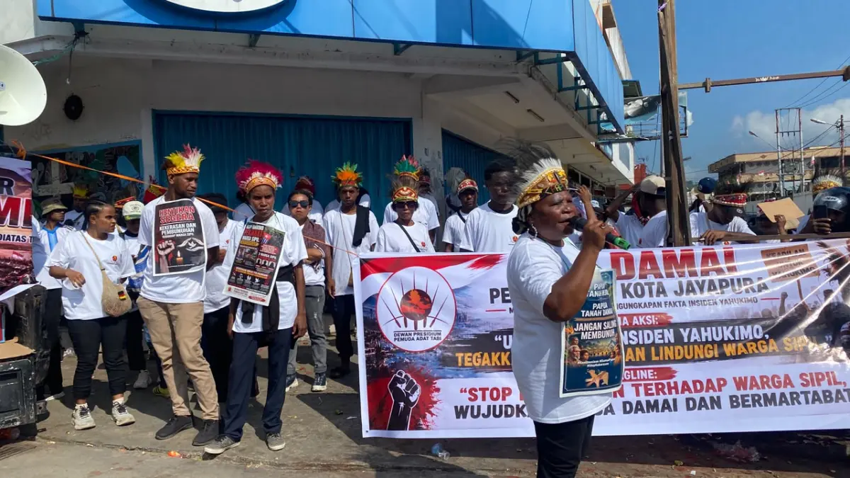 Kelompok massa dari Pemuda Adat Kota Jayapura saat melakukan orasi kemanusiaan di Abepura, Senin (3/8/2026).&nbsp;(CEPOSONLINE.COM/JIMIANUS)