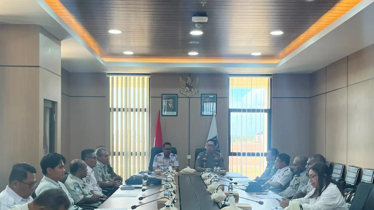 Kepala Dinas Perhubungan Papua Selatan Michael Rooney Gomar saat pimpin rapat pembentukan Forum LLAJ Papua Selatan, di Lantai III Kantor Gubernur Papua Selatan, Salor, Senin (3/8/2026)&nbsp;
(CEPOSONLINE.COM/ISTIMEWA) &nbsp;