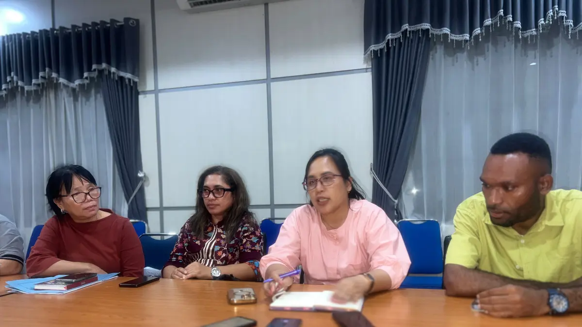 Ketua Panitia HUT RI Kabupaten Keerom, Deivy Regar didampingi Koordinator Lomba, Samuel Ibe saat memberikan keterangan di Kantor Bupati Keerom, Jumat (31/7/2026). (CEPOSONLINE.COM/ERIANTO).