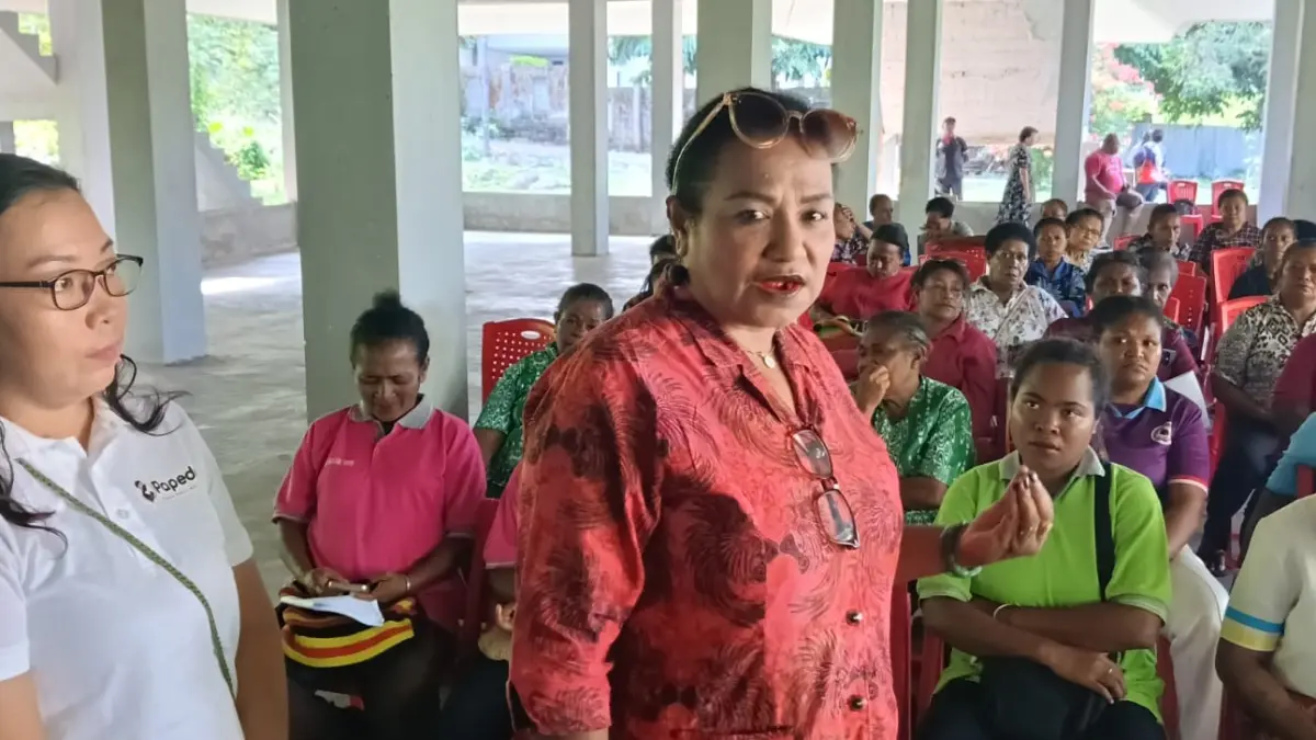 Ketua PaPedA, Ema Kristiana (kiri) didampingi Ketua IPASS Lidia M. Mokay memberikan memberikan keterangan kepada awak media, Senin (3/8/2026).&nbsp;(Ceposonline.com/Priyadi)