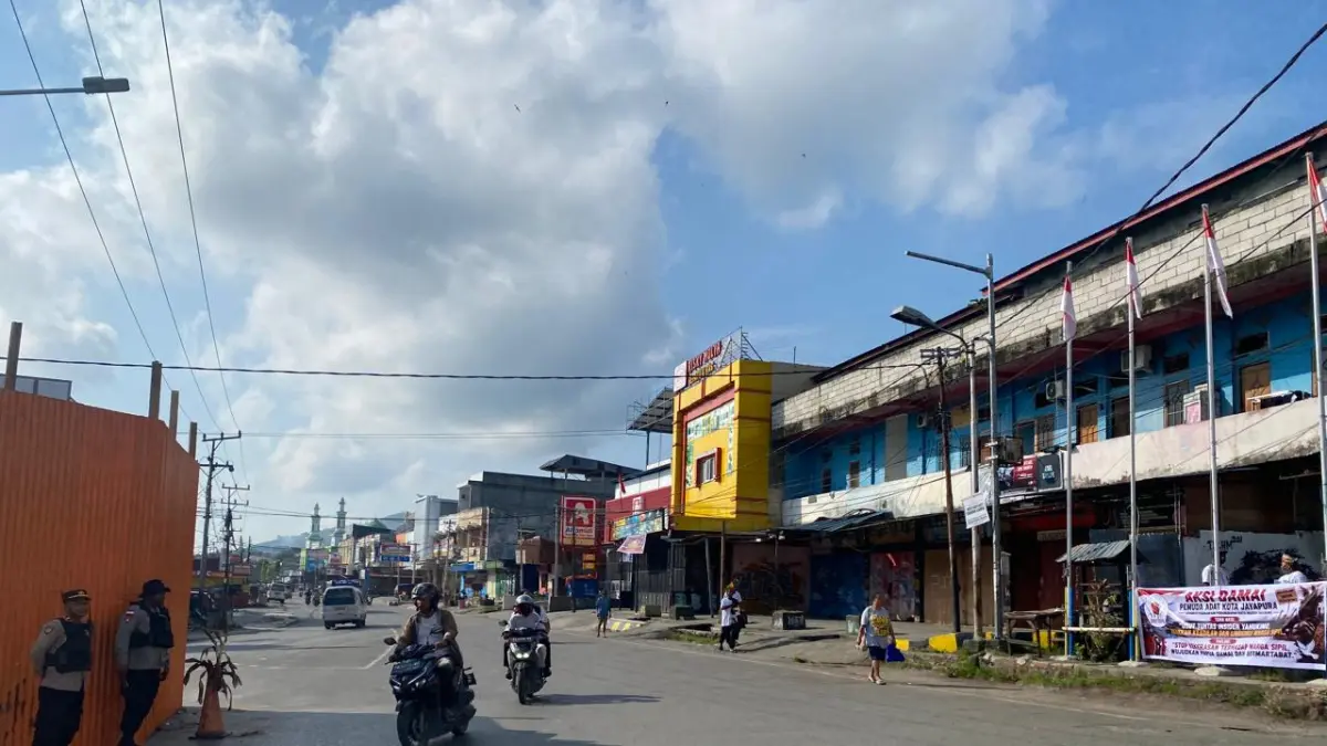 Kondisi di distrik Abepura, aktivitas masyarakat terpantau normal, arus lalulintas berjalan lancar. (CEPOSONLINE.COM/Jimi)