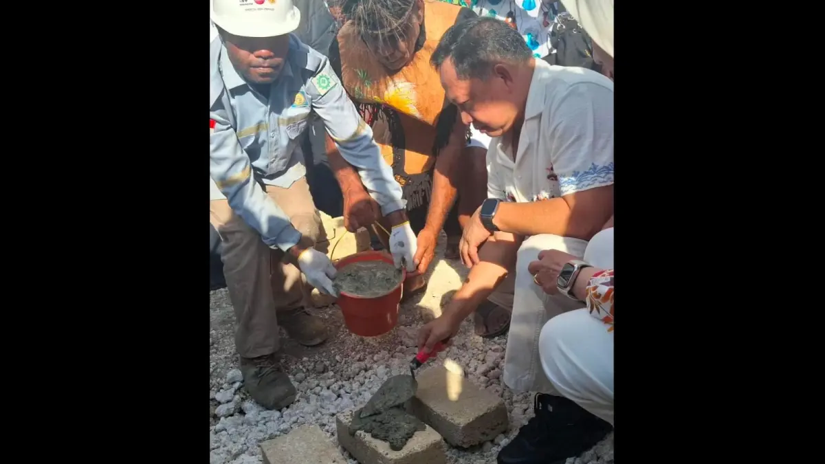Mendagri Muhammad Tito Karnavian melakukan peletakan batu pertama pembangunan Sekolah Rakyat di Ibdi, Distrik Biak Timur, Kabupaten Biak Numfor, Sabtu (1/7/2026). (
CEPOSONLINE.COM/FIKTOR PALEMBANGAN)