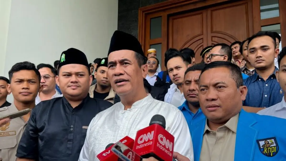 Menteri Pertanian Andi Amran Sulaiman (tengah), memberi keterangan kepada awak media usai berdialog dengan organisasi pemuda, mahasiswa dan pelajar di Jakarta. Minggu (2/8/2026).&nbsp;
(Ceposonline.com/ANTARA/Harianto)