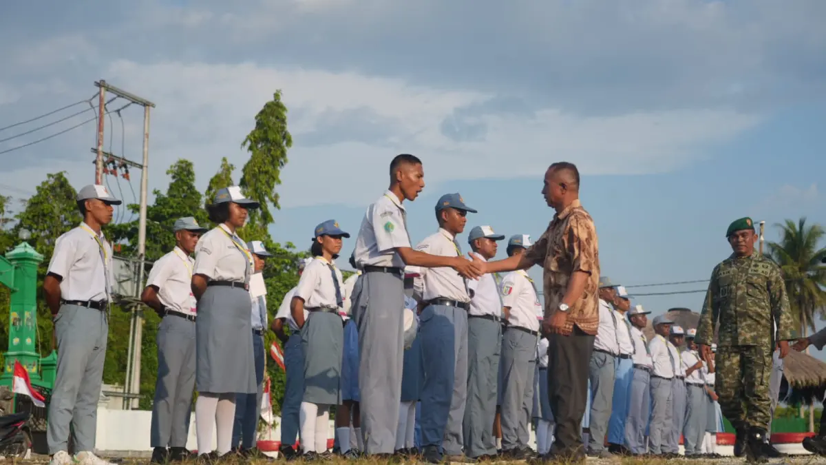 Pelaksana Tugas (Plt) Sekretaris Daerah (Sekda) Keerom, Linus Pasarang, SH., M.MP., saat membuka upacara Diklat Paskibraka Kabupaten Keerom Tahun 2026 di Halaman Koramil Arso, Jumat (31/7/2026). (CEPOSONLINE.COM/ERIANTO).
