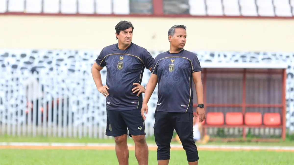 Pelatih Persipura Andri Ramawi bersama direktur teknik Alfredo Vera . (CEPOSONLINE.COM/DOKUMEN)&nbsp;