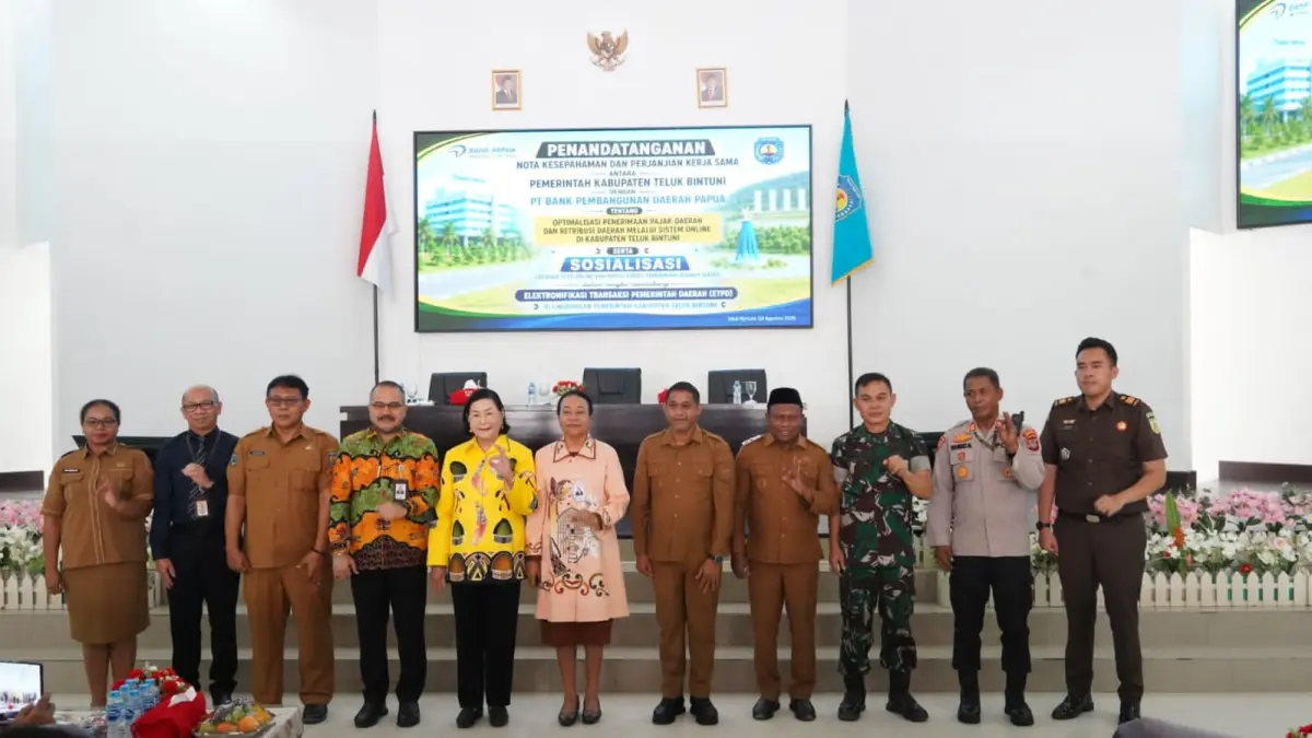 Pemerintah Kabupaten Teluk Bintuni dan Bank Papua foto bersama usai melakukan MoU sejumlah perjanjian kerja, di Kantor Bupati Teluk Bintuni, Senin (3/8/2026).

(CEPOSONLINE.COM/BANK PAPUA)