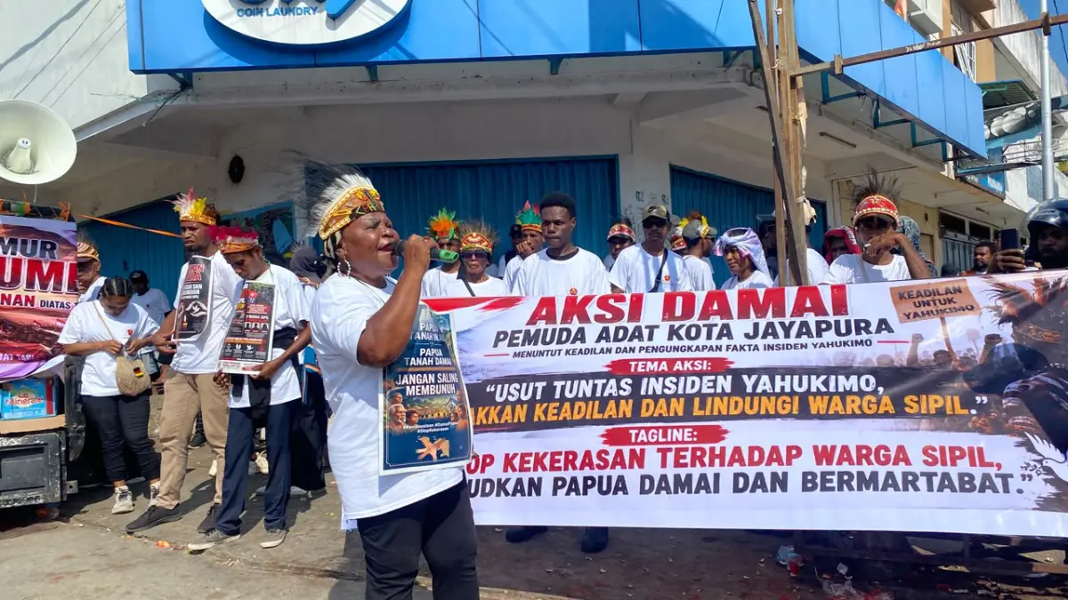 Pemuda Adat kota Jayapura saat menggelar aksi damai di lingkaran Abepura, Senin (3/8/2026).&nbsp;(Ceposonline.com/Jimianus Karlodi)