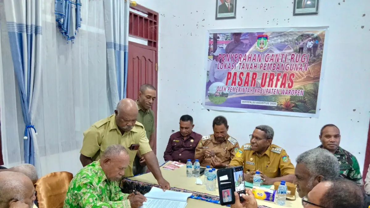 Penandatanganan berita acara pelepasan hak atas tanah oleh para pemilik hak ulayat bersama Pemerintah Kabupaten Waropen untuk lahan pembangunan Pasar Urei Faisei di Kampung Rorisi, Distrik Urei Faisei, Senin (3/8/2026).

(CEPOSONLINE.COM/ISMAIL)