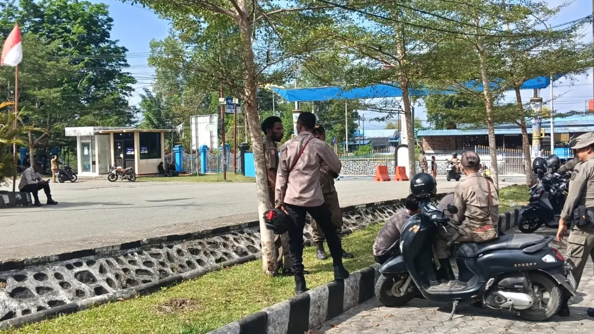 Satpol PP Kabupaten Jayapura dan polisi &nbsp;berjaga-jaga di lapangan upacara &nbsp;Kantor Bupati Jayapura, &nbsp;mengantisipasi a?rencana aksi demo KNPB wilayah Sentani, Senin (3/8/2026). (Ceposonline.com/Priyadi).