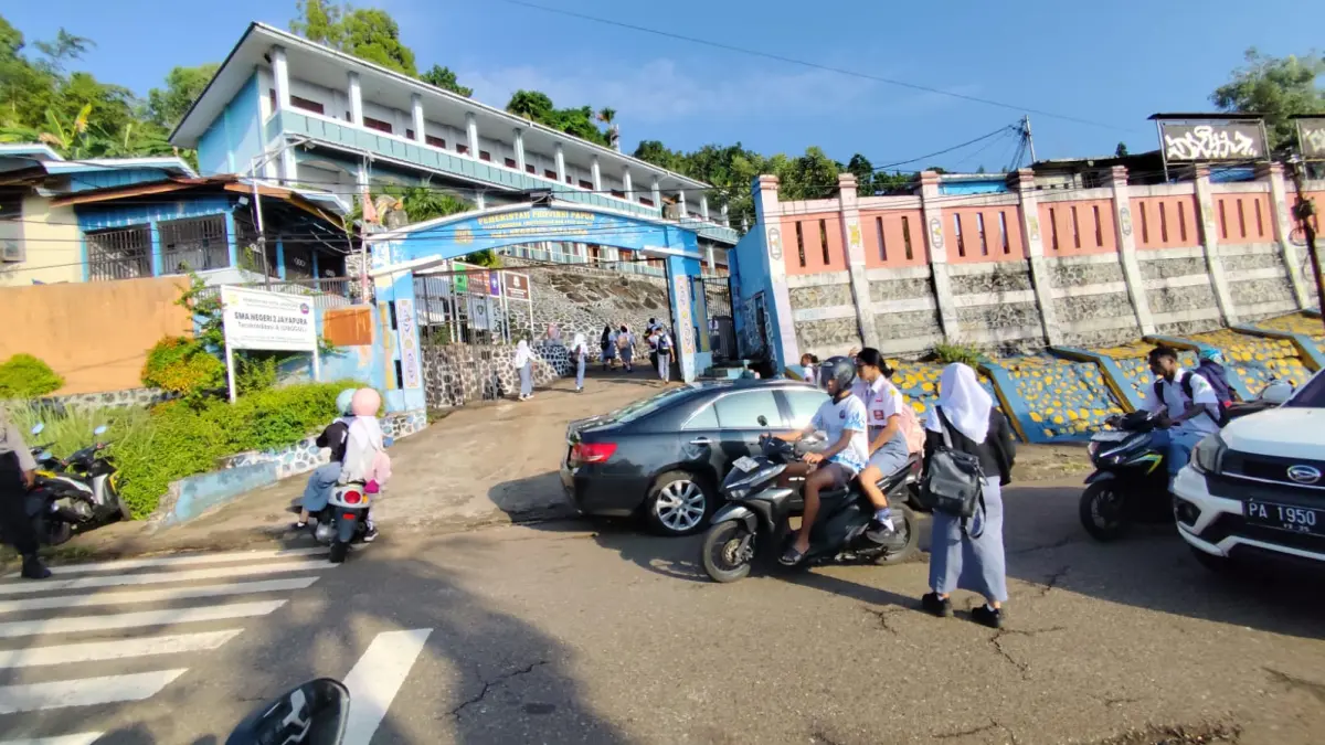 Sejumlah siswa SMAN 2 Jayapura mulai memasuki sekolah Senin (3/8/2026) ( CEPOSONLINE.COM/WENY FIRMANSYAH)
