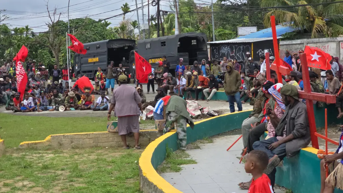 Suasana aksi demo KNPB di area tepi Bundaran Petrosea (Bundaran Mimika Smart City), Senin (3/8/2026), (Foto: CEPOSONLINE.COM/MOH. WAHYU WELERUBUN).