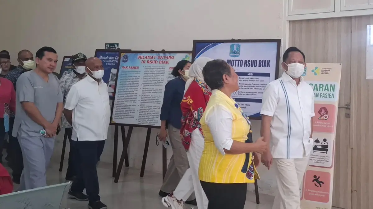 Menteri Dalam Negeri Mumammad Tito Karnavian didampingi Bupati Biak Numfor Markus O Mansnembra dan Ketua Umum TP PKK Ny. Tri Tito Karnavian melihat sejumlah fasilitas dan ruang pelayanan, di RSUD Biak, Minggu (2/7/2026) pagi.
(CEPOSONLINE.COM/ FIKTOR PALEMBANGAN)