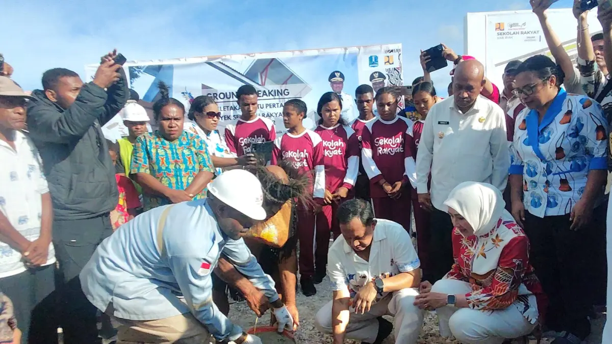 Mendagri Tito Karnavian bersama Bupati Biak Numfor Markus O. Mansnembra saat melakukan ground breaking atau peletakan batu pertama pembangunan Sekolah Rakyat, di Ibdi, Distrik Biak Timur, Kabupaten Biak Numfor, Sabtu (1/8). &nbsp;Sekolah Rakyat ini akan dilengkapi dengan berbagai fasilitasn dibangun dengan pagu APBN kurang lebih sebesar Rp241 miliar. (CEPOSONLINE.COM/FIKTOR PALEMBANGAN)