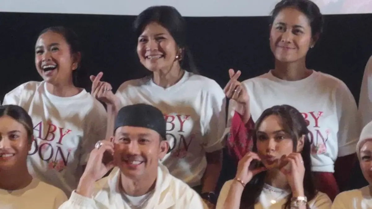 Aktor Denny Sumargo (kedua kiri bawah) dalam konferensi pers peluncuran cuplikan (trailer) dan poster film "Baby Udon" di Senayan, Jakarta, Senin (3/8/2026). ANTARA/Abdu Faisal