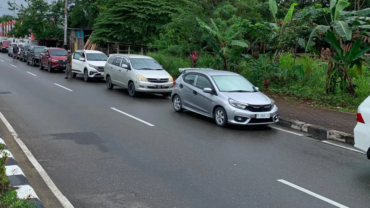 Antrian panjang di SPBU SP 3, Distrik Kuala Kencana, Mimika, Papua Tengah, Selasa (4/8/2026). (Foto: CEPOSONLINE.COM/MOH. WAHYU WELERUBUN).&nbsp;