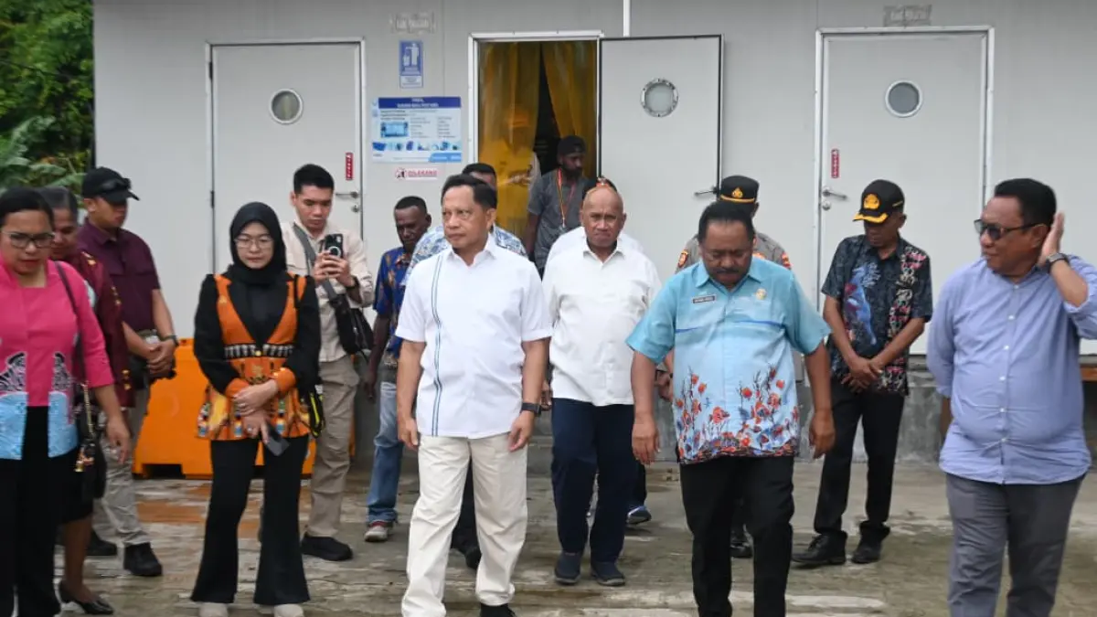 Bupati Biak Numfor Markus O. Mansnembra mendampingi Mendagri Tito Karnavian menyempatkan diri melihat dari dekat Kampung Kalamo Samber Binyeri di Distrik Yendidori, Minggu (2/8/2026). (CEPOSONLINE.COM/FIKTOR PALEMBANGAN)
