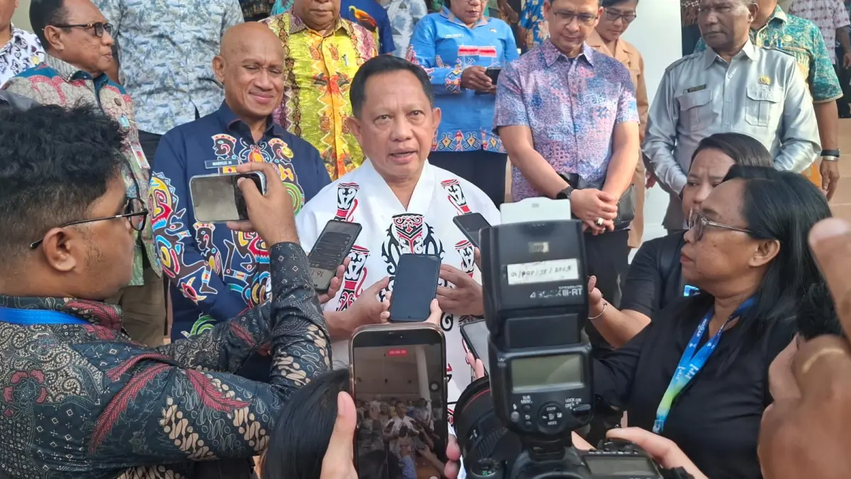 Mendagri Muhammad Tito Karnavian didampingi Bupati Markus O. Mansnembra, SH.,MM saat diwawancarai wartawan dalam kunjungan kerjanya ke Biak selama 3 hari. &nbsp;(CEPOSONLINE.COM/ FIKTOR PALEMBANGAN)