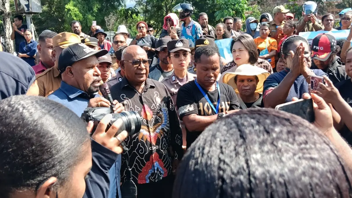 Bupati Jayapura Yunus Wonda menanggapi respon orang tua yang melakukan aksi demo di depan SD Inpres Kampung Harapan dan menutup ruas jalan, Selasa (4/8/2026)