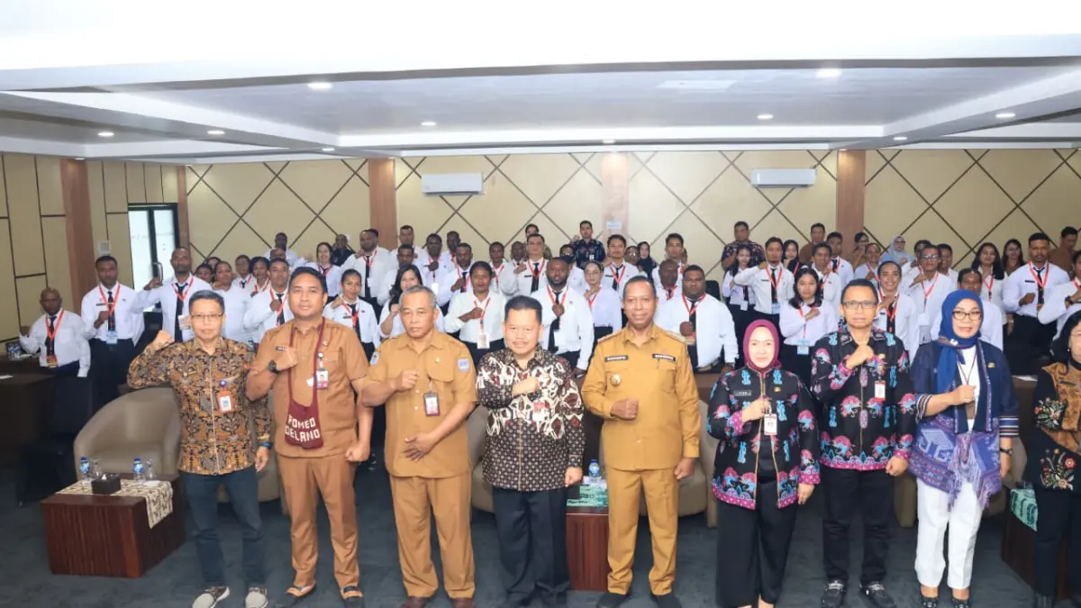 Gubernur Papua Selatan Apolo Safanpo bersama peserta saat membuka diklat PPUPD se-Tanah Papua, Senin &nbsp;(3/8/2026)&nbsp;

(CEPOSONLINE.COM/BIRO UMUM PAPSEL)&nbsp;