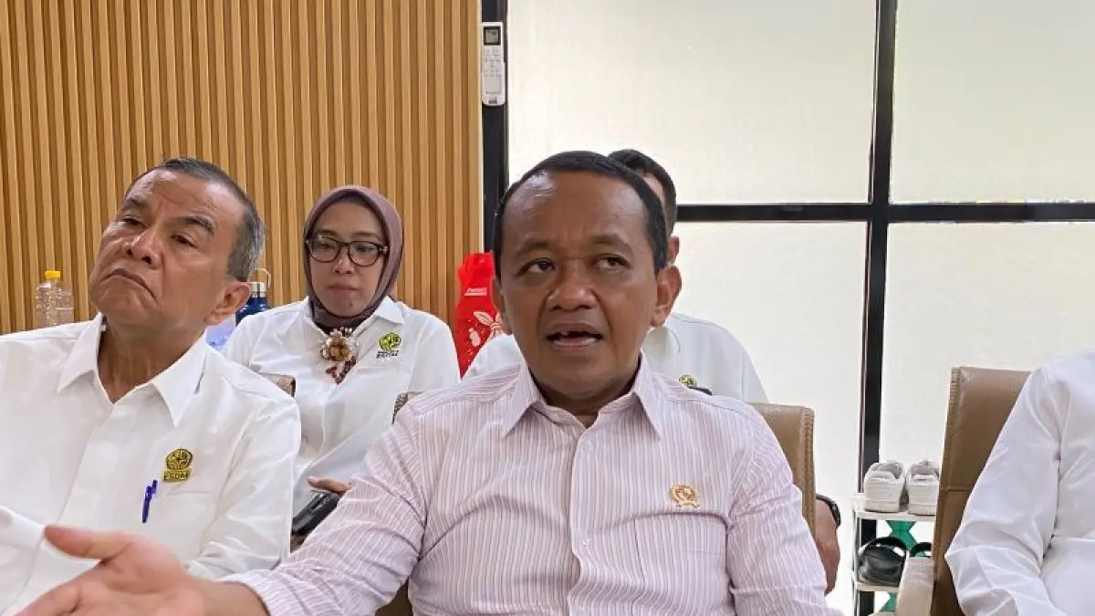Menteri Energi dan Sumber Daya Mineral (ESDM) Bahlil Lahadalia memberi keterangan ketika ditemui di Kantor Kementerian ESDM, Jakarta, Senin (3/8/2026).&nbsp;
(CEPOSONLINE.COM/ANTARA/Putu Indah Savitri