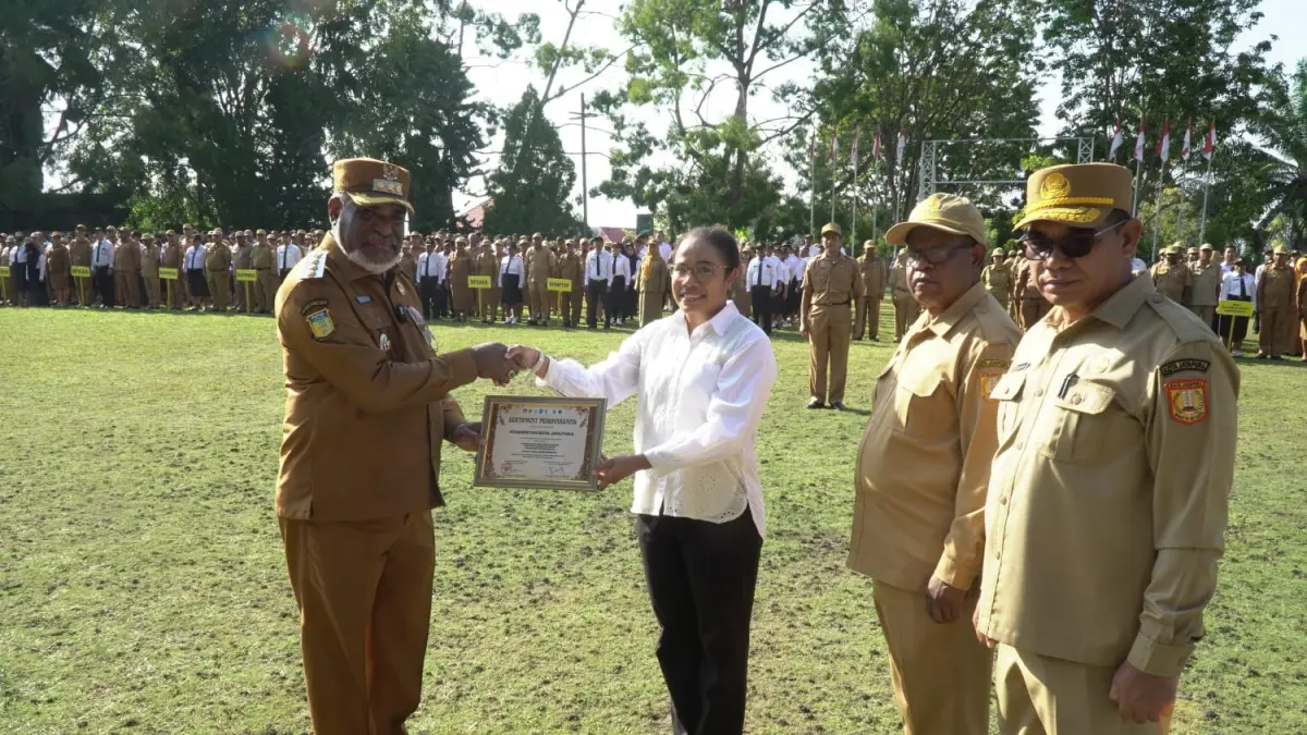Momen penarikan mahasiswa KKN Fakultas Ekonomi dan Bisnis Uncen yang dipimpin langsung Wali Kota Jayapura, Abisai Rollo, di kantor wali kota, Senin (3/8/2026).(CEPOSONLINE.COM/MUSTAKIM)