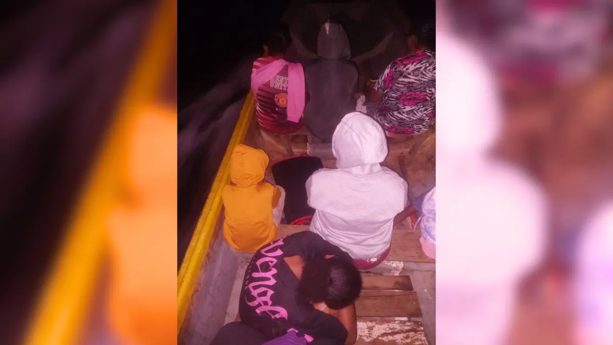 Para siswa di Distrik Depapre yang diduga mengalami keracunan MBG saat dilarikan menggunakan speedboat, Selasa (4/8/2026)