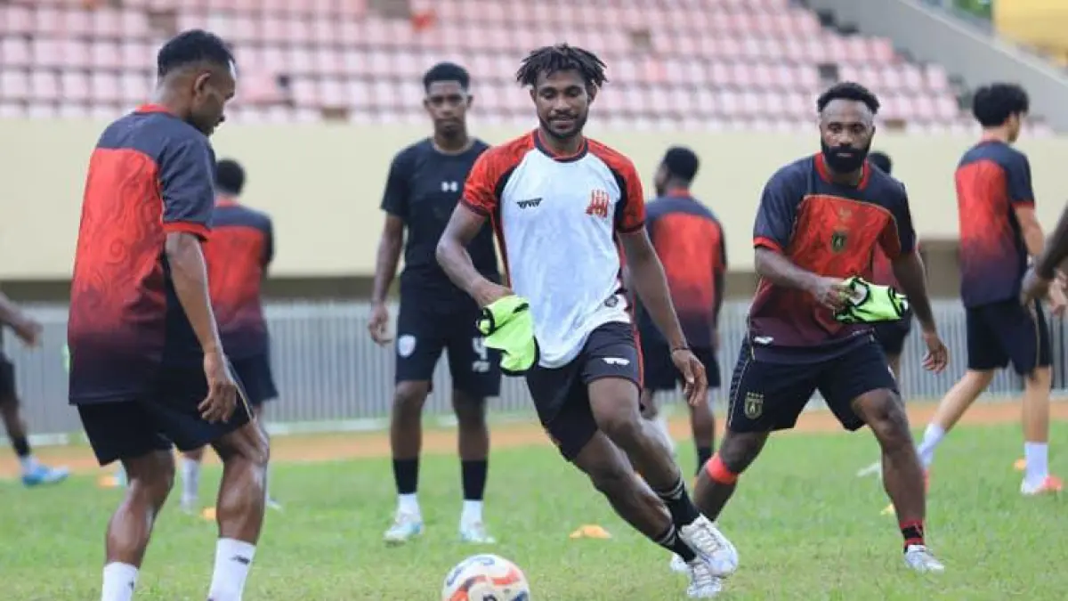 Pilipus Sibetai saat mengikuti latihan bersama Persipura di Stadion Mandala Jayapura pekan lalu. (CEPOSONLINE.COM/ERIANTO).
