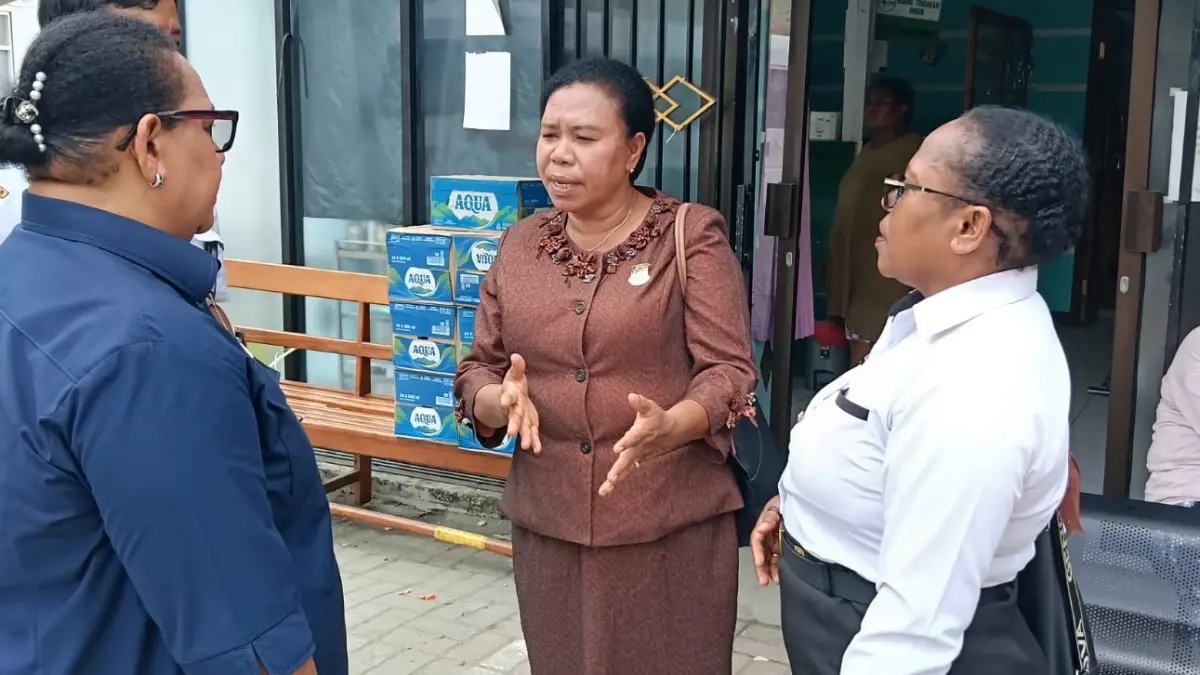 Ketua Komisi V DPR Papua, Dina Rumbiak didampingi Waket I DPR Papua, Herlin Beatrix Monim berbincang dengan Kepala Puskemas Sentani Kota di Kemiri dr. Farid Yusuf dalam kunjungannya melihat korban MBG yang dirawat sebanyak 14 orang, Rabu (5/8/2026). (Ceposonline.com/Priyadi)