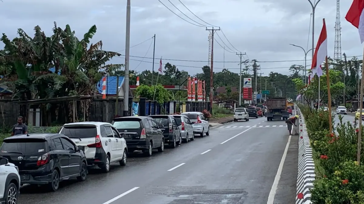 Antrean panjang di salah satu SPBU DI Mimika, Papua Tengah. (Foto: CEPOSONLINE.COM/MOH. WAHYU WELERUBUN).
