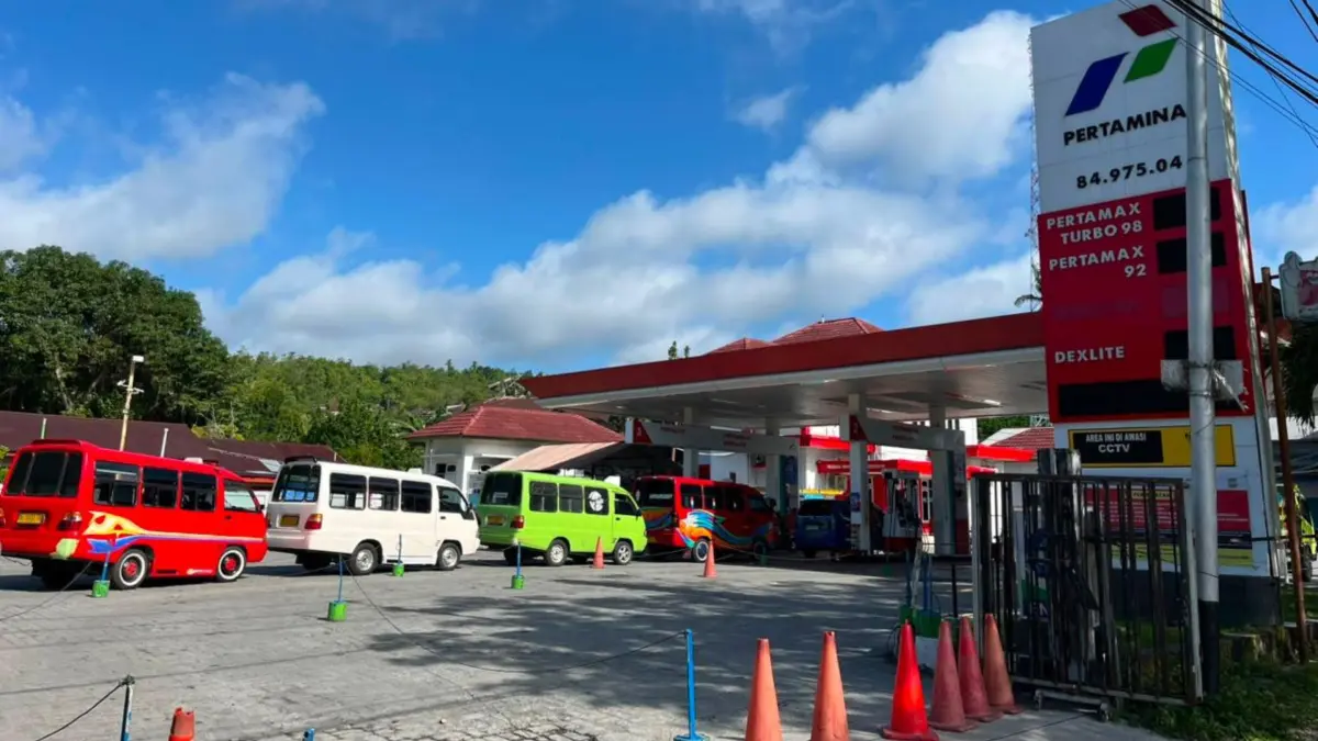 Antrian kendaraan &nbsp;di SPBU Masohi Kabupaten Maluku, yang mulai mengular, Selasa (4/8/2026).
(CEPOSONLINE.COM_PERTAMINA)