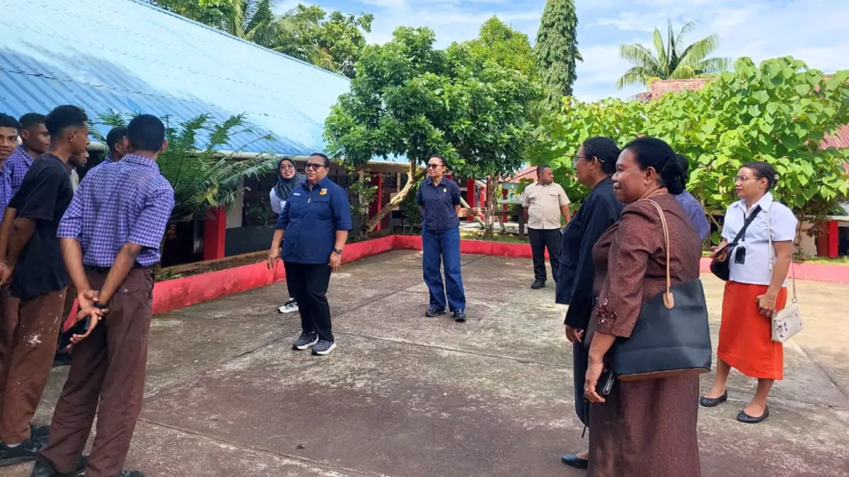 DPR Papua saat temui siswa SMA 5 Kota Jayapura terdampak diduga keracunan MBG, Rabu (5/8/2026) (CEPOSONLINE.COM/KAREL)