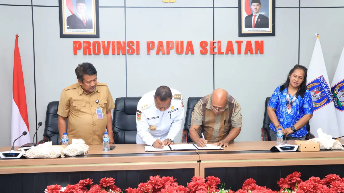 Gubernur Papua Selatan Apolo Safanpo saat menandatangani MoU dengan 2 Perguruan Tinggi Swasta di Merauke, Selasa (4/8/2026)&nbsp;




(CEPOSONLINE.COM/BIRO UMUM PAPSEL)&nbsp;