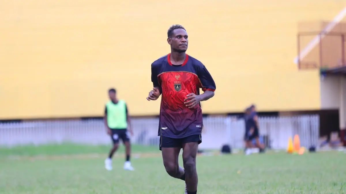 Lazarus Sinim saat mengikuti latihan di Stadion Mandala Jayapura beberapa waktu lalu. (CEPOSONLINE.COM/Erianto)