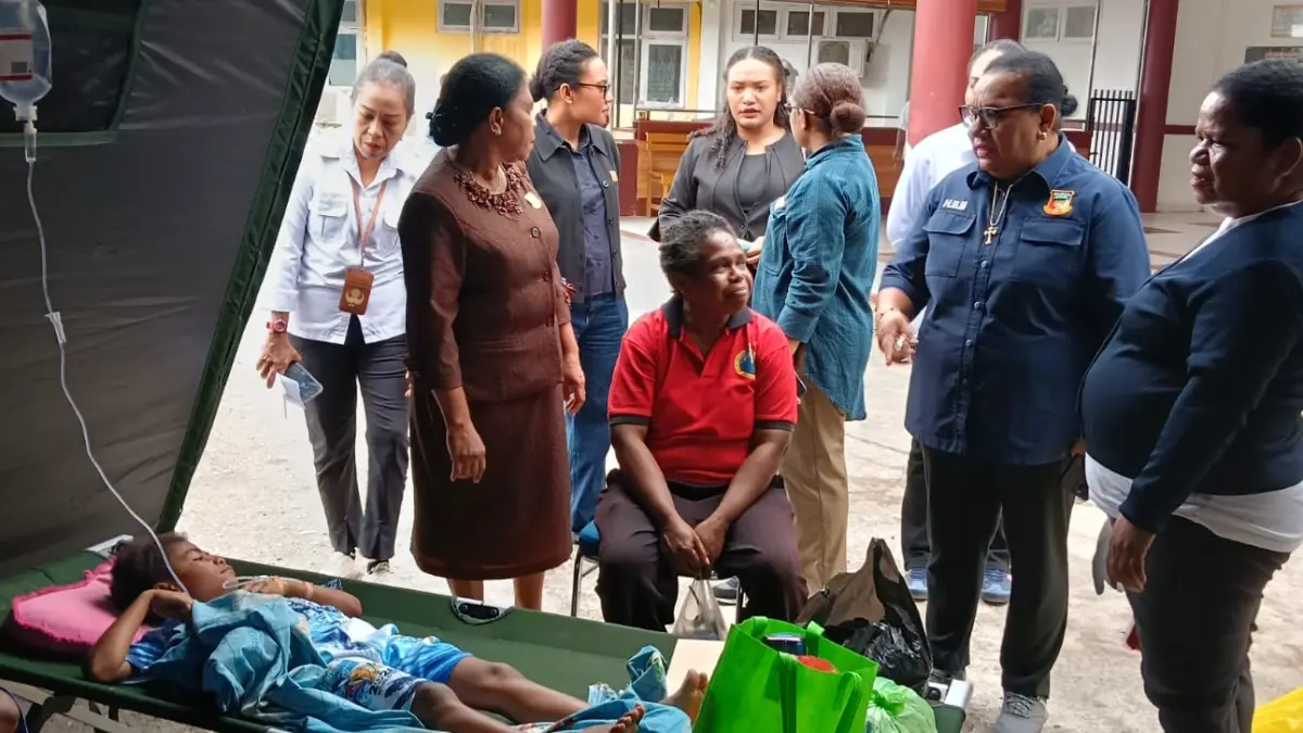 Pasien yang mengalami keluhan kesehatan usai menyantap makanan yang diduga terkait program MBG di Distrik Depapre mendapat perawatan di tenda darurat yang disiapkan di halaman RSUD Yowari, Rabu (5/8/2026). Pihak yayasan masih menunggu hasil pemeriksaan laboratorium terhadap sampel makanan untuk memastikan penyebab kejadian tersebut.


(Ceposonline.com/Priyadi)