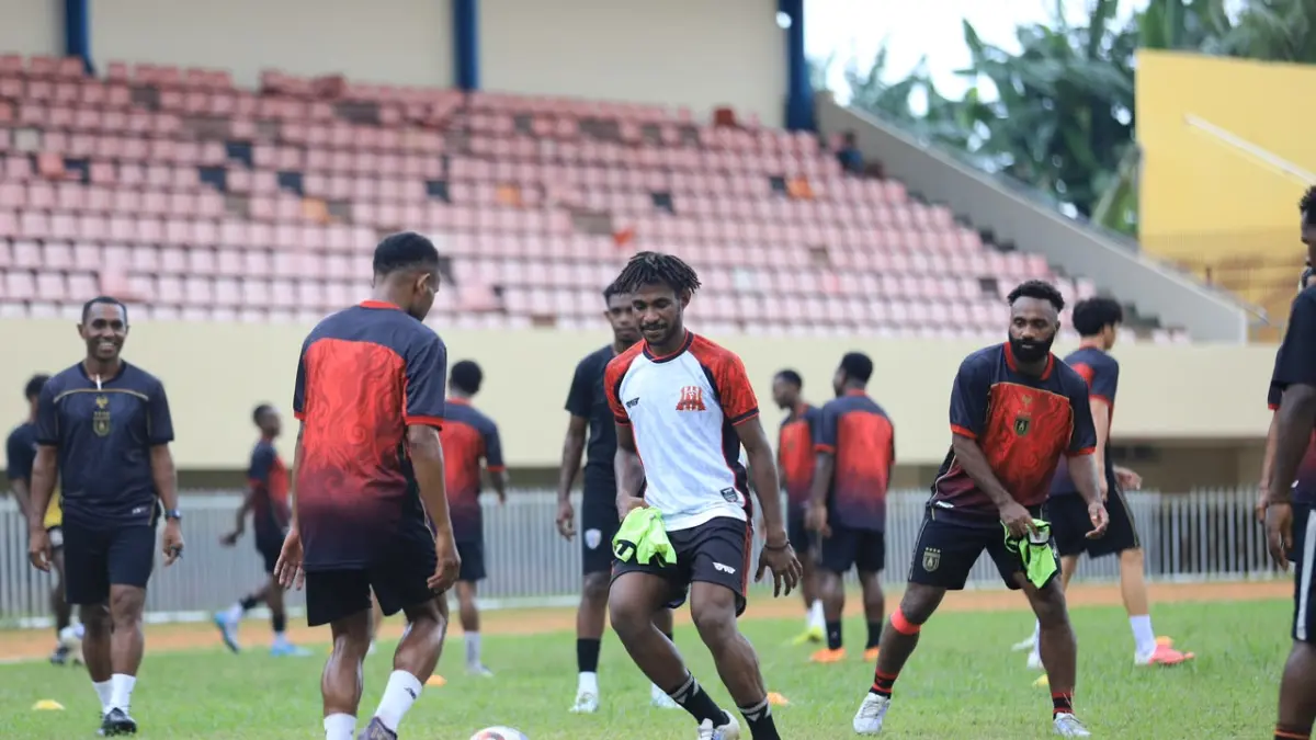 Pilipus Sibetai saat mengikuti latihan bersama Persipura di Stadion Mandala Jayapura pekan lalu. (CEPOSONLINE.COM/Erianto)&nbsp;