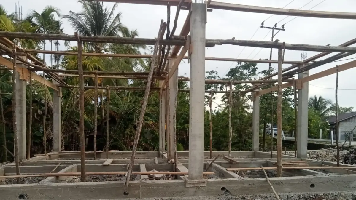 Progres salah satu bangunan di Kampung Nelayan Merah Putih yang dibangun di Distrik Oridek, akhir bulan Juli lalu. &nbsp;