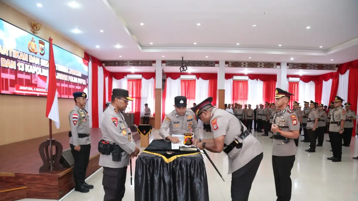Prosesi Sertijab 13 Kapolres dan Empat PJU Polda Papua di Mapolda Papua, Selasa (4/8/2026). (Ceposonline.com/Humas Polda Papua)