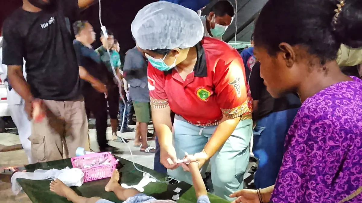 Salah satu anak di bawah umur yang diduga mengalami keracunan menu MBG saat dilakukan penanganan medis di RSUD Yowari Selasa (4/8/2026).

(CEPOSONLINE/YOHANA)