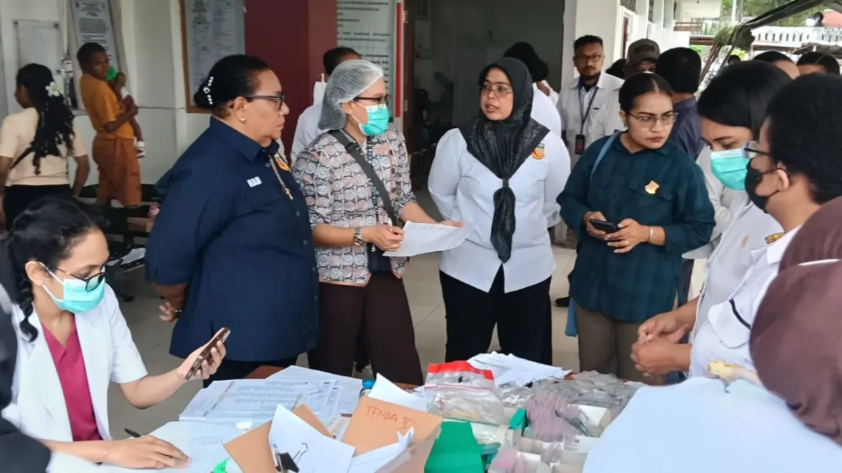 Wakil Ketua I DPR Papua, Herlin Beatrix Monim berbincang bincang dengan petugas medis di RS Yowari dalam untuk menanyakan kondisi pasien korban MBG termasuk stok obat dan petugas medis. (Ceposonline.com/Priyadi)
