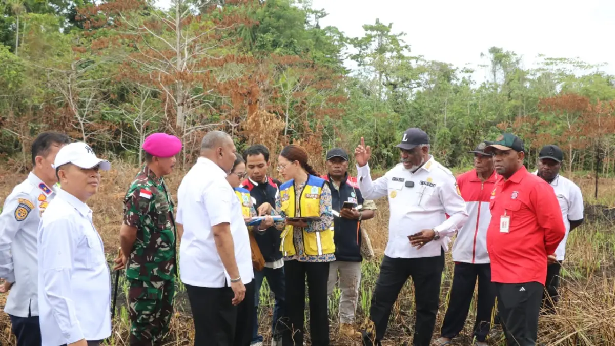 Wali Kota Jayapura, Dr. H. Abisai Rollo bersama Wagub Papua, Aryoko Rumaropen bersama jajaran saat timjau lahan di Kampung Skow Mabo, Distrik Muara Tami, Rabu (5/8/2026).(Takim/CEPOSONLINE.COM)