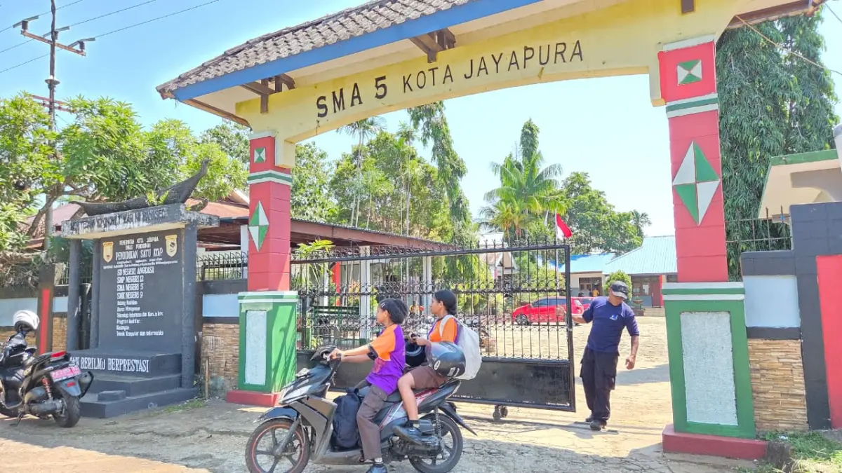 Aktivitas di SMAN 5 Jayapura, Jumat (31/7/2026). BGN menyebut hasil uji laboratorium terkait dugaan keracunan usai menyantap menu MBG berasal dari air yang terkontaminasi bakteri E. coli. (CEPOSONLINE.COM/ELFIRA)