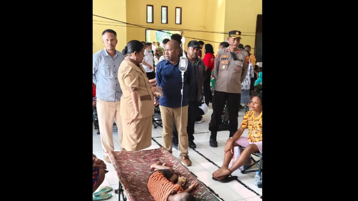 Kepala Komnas HAM Perwakilan Papua, Frits Ramandey saat melakukan pemantauan terhadap korban yang diduga keracunan MBG berlokasi di Depapre, Rabu (5/8/2026).(CEPOSONLINE.COM/DOKUMEN).
