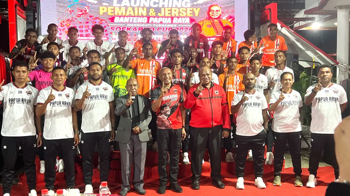 Ketua DPD PDIP Perjuangan Provinsi Papua, Benhur Tomi Mano dan manajer tim, Mukri Hamadi saat melaunching skuad Banteng Papua Raya FC di kediaman Benhur Tomi Mano, Kotaraja, Rabu (5/8/2026) malam. CEPOSONLINE.COM/ERIANTO)
